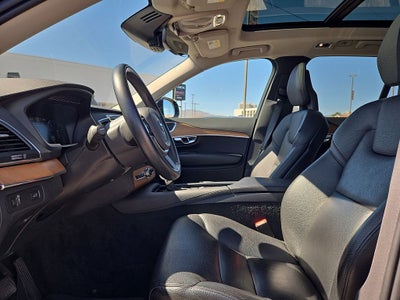 2022 Volvo XC90 T6 Momentum