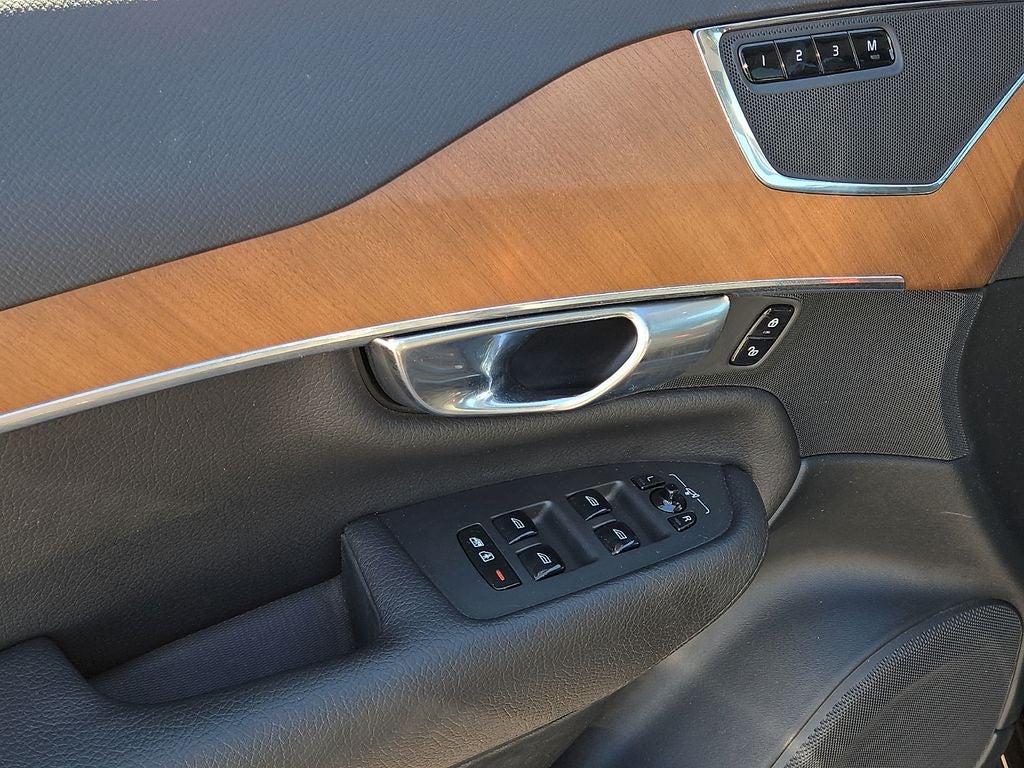 2022 Volvo XC90 T6 Momentum