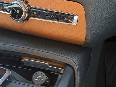 2022 Volvo XC90 T6 Momentum