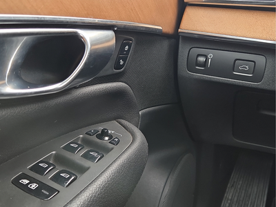 2022 Volvo XC90 T6 Momentum