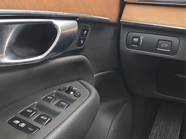 2022 Volvo XC90 T6 Momentum